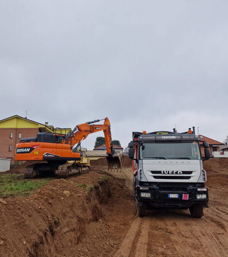 scavo edile in un cantiere con bonifica del terreno eseguito da mezzi Scavi Pizzetti