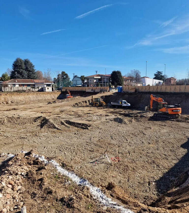 scavo e bonifica di un terreno in un grande cantiere